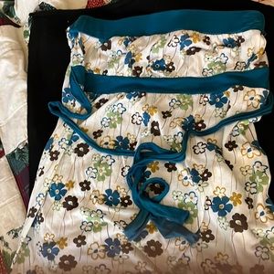 Sleeveless floral top.L